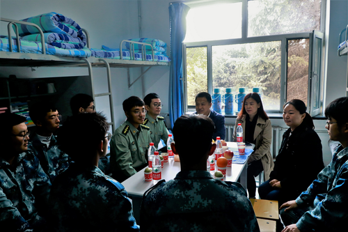 学院全体政工辅导员,深入走访学生寝室,慰问学生,送去节日的祝福。